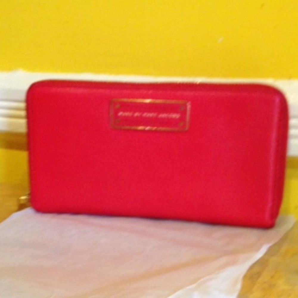 Marc Jacobs Too Hot to Handle Red Zip Around Wallet - Picture 4 of 9